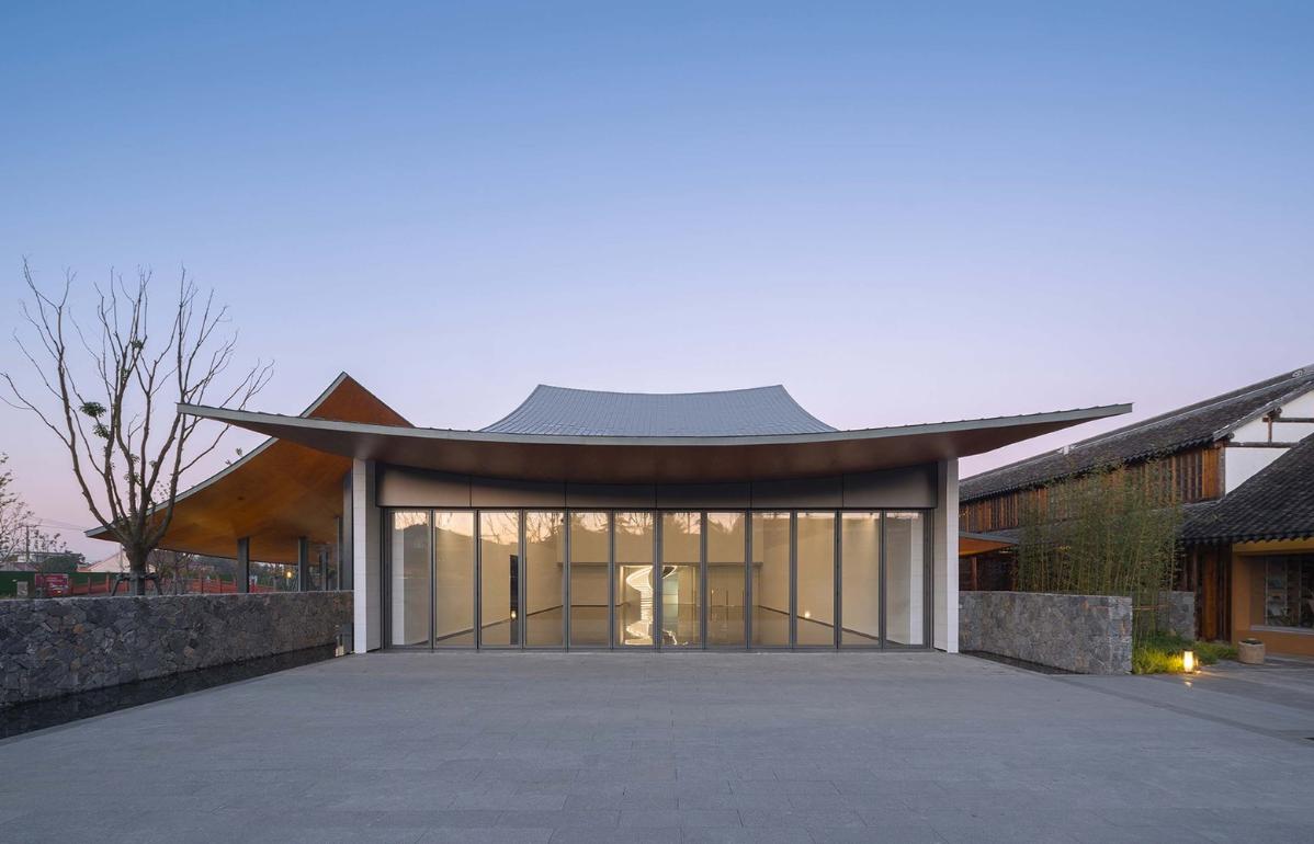 24_展廳幕墻可開啟，實(shí)現(xiàn)室內(nèi)外展陳空間融合（閉合狀態(tài)）_?此間建筑攝影.jpg