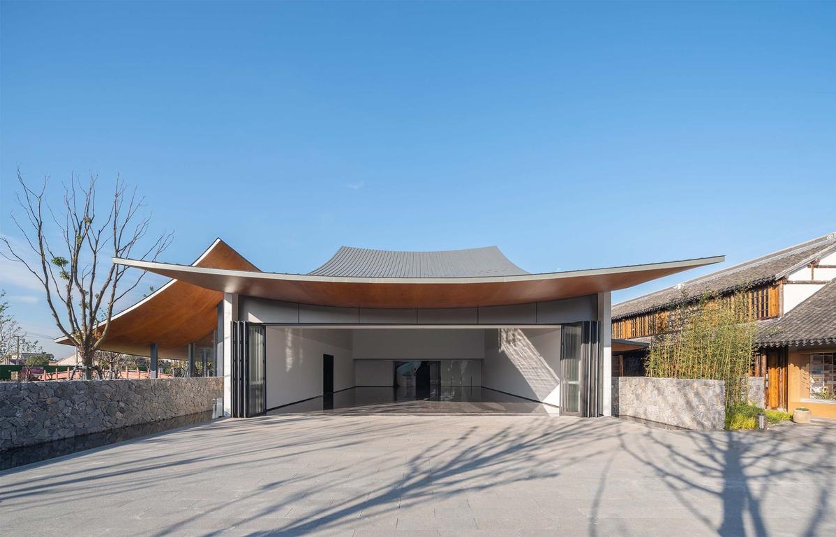 25_展廳幕墻可開啟，實(shí)現(xiàn)室內(nèi)外展陳空間融合（開啟狀態(tài)）_?此間建筑攝影.jpg